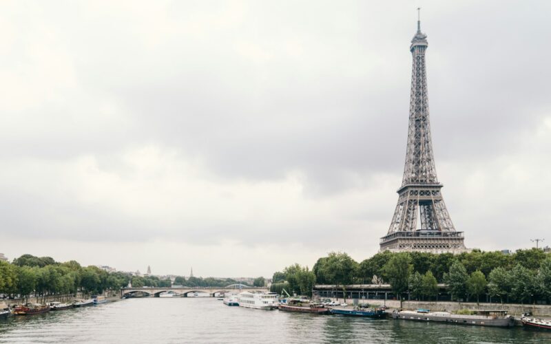 Eiffeltoren boven de Seine in Parijs