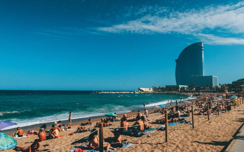Het strand van Barceloneta met de stad op de achtergrond